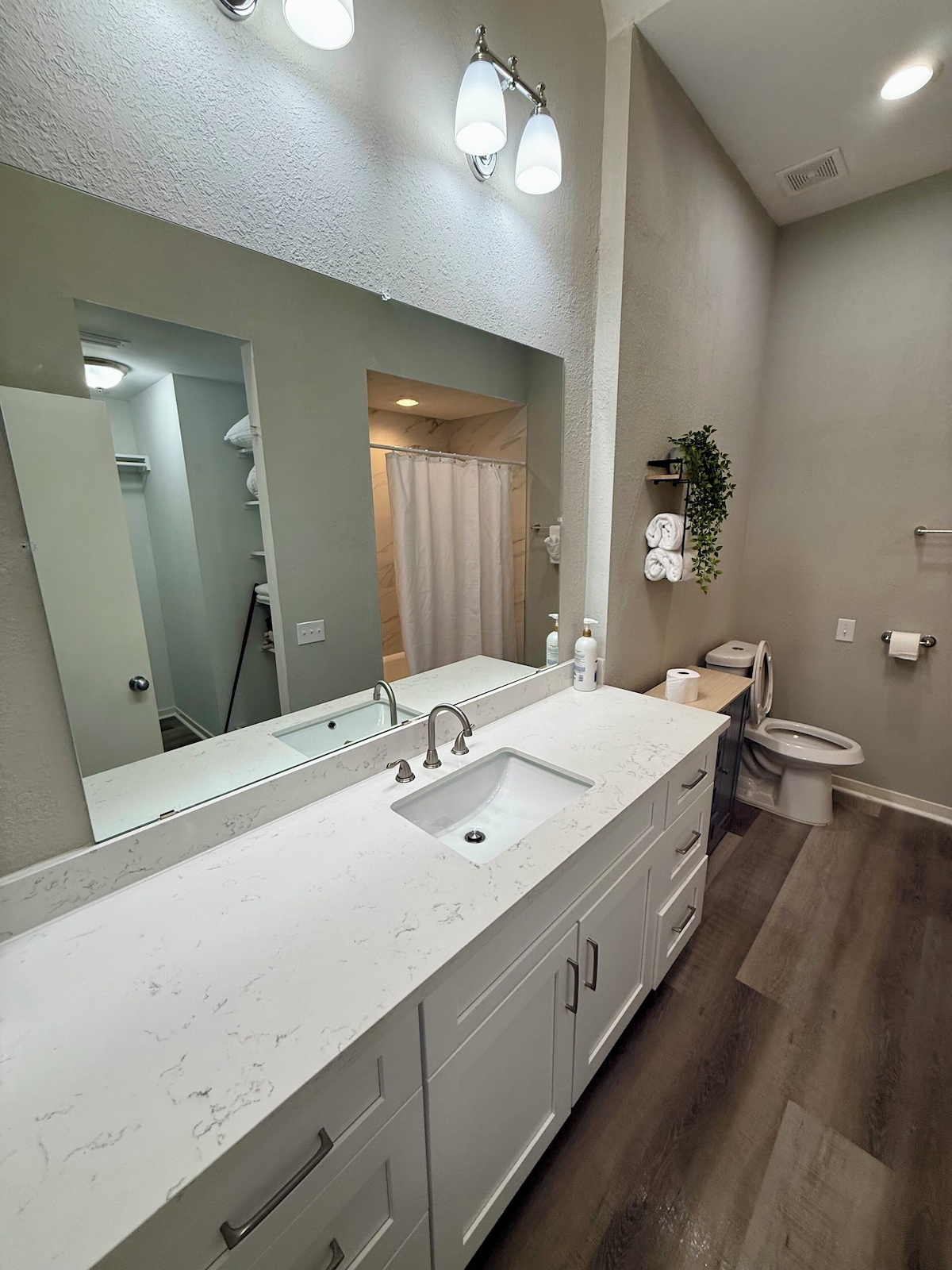 Photo 5 of Charming 3 bedroom house in gorgeous Galleria in Houston with AC, WiFi