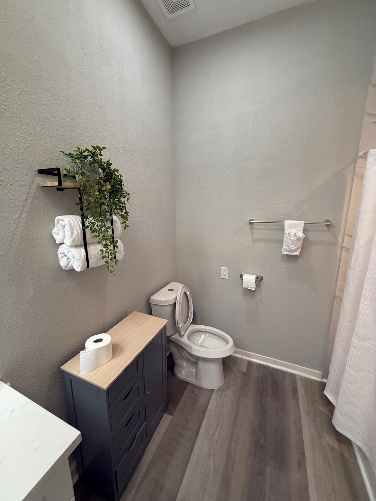 Photo 6 of Charming 3 bedroom house in gorgeous Galleria in Houston with AC, WiFi