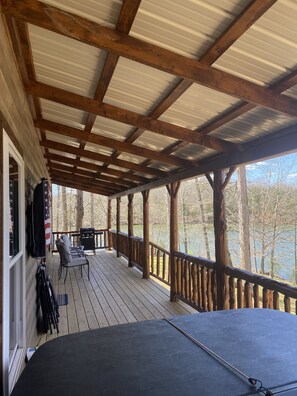 Terrace/patio - Brand New Lakefront Cabin with hot tub close to Ark Encounter (Corinth)