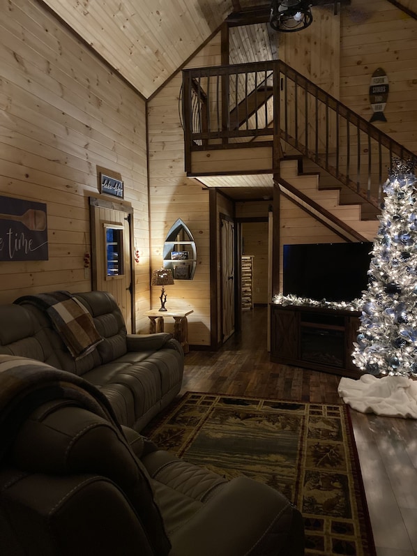 Smart TV, fireplace - Brand New Lakefront Cabin with hot tub close to Ark Encounter (Corinth)