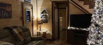 Brand New Lakefront Cabin with hot tub close to Ark Encounter