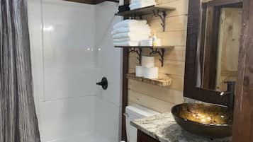Douche, sèche-cheveux, serviettes fournies