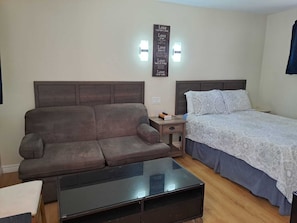 Economy Room | Desk, laptop workspace, blackout curtains, soundproofing - Three Islands Motel (Kawartha Lakes)