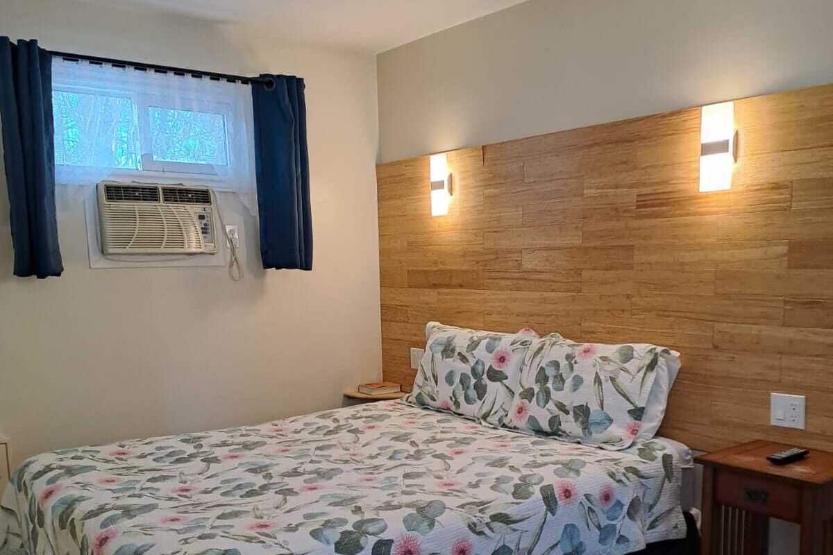Deluxe Room | 1 bedroom, desk, laptop workspace, blackout drapes