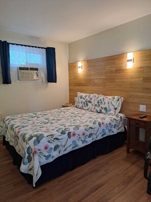 Deluxe Room | Desk, laptop workspace, blackout drapes, soundproofing - Three Islands Motel (Kawartha Lakes)