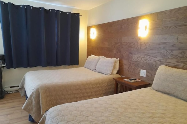 Economy Room | Desk, laptop workspace, blackout drapes, soundproofing