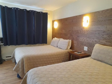 Escritorio, espacio para trabajar con laptop y cortinas blackout . Three Islands Motel