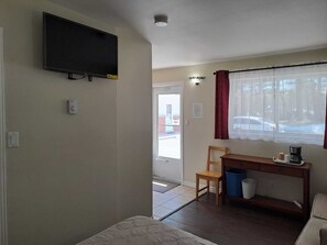 Deluxe Room | Desk, laptop workspace, blackout drapes, soundproofing - Three Islands Motel (Kawartha Lakes)