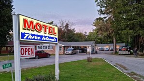 A motel sign with "Motel Three Islands" and a phone number. - Three Islands Motel (Kawartha Lakes)