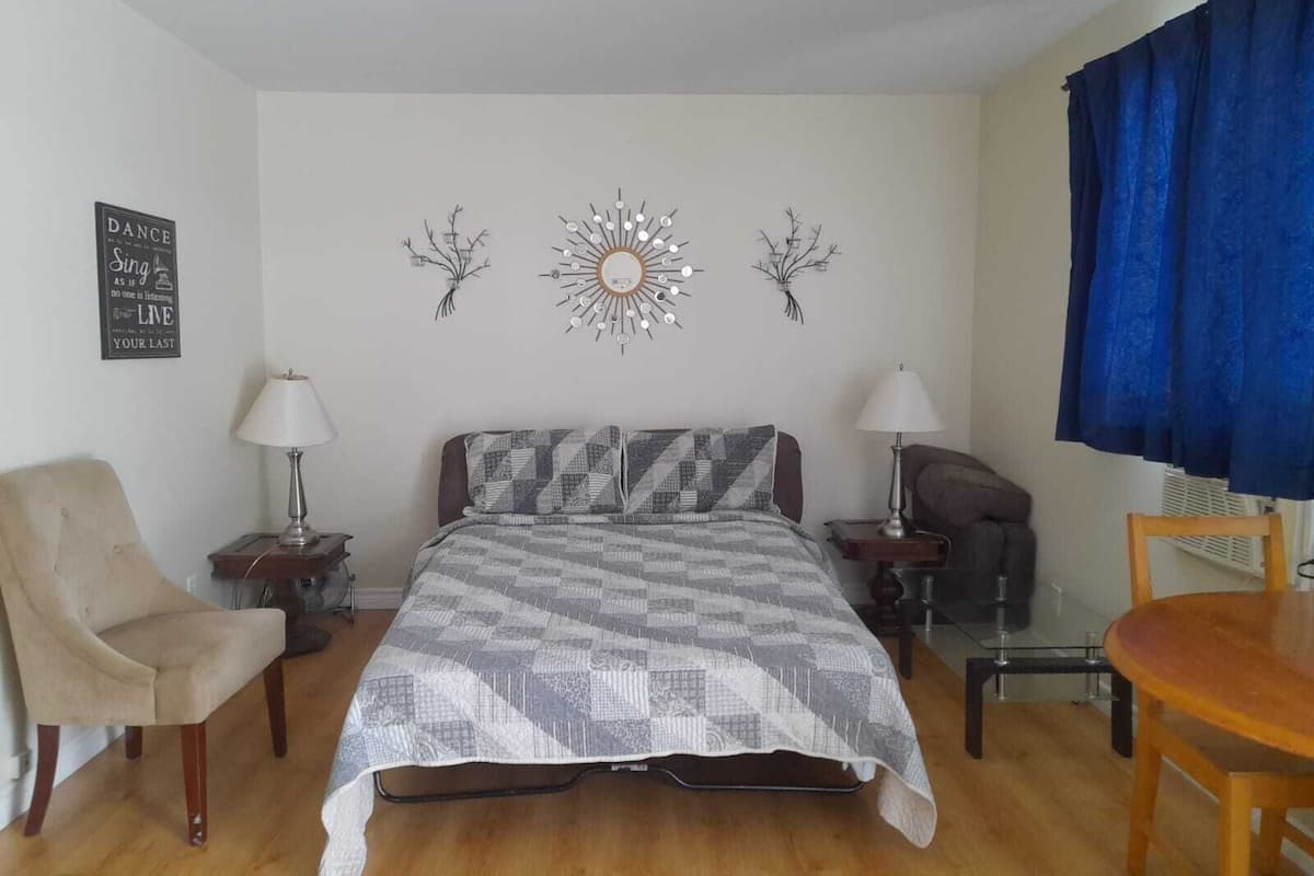 Family Room | 1 bedroom, desk, laptop workspace, blackout drapes