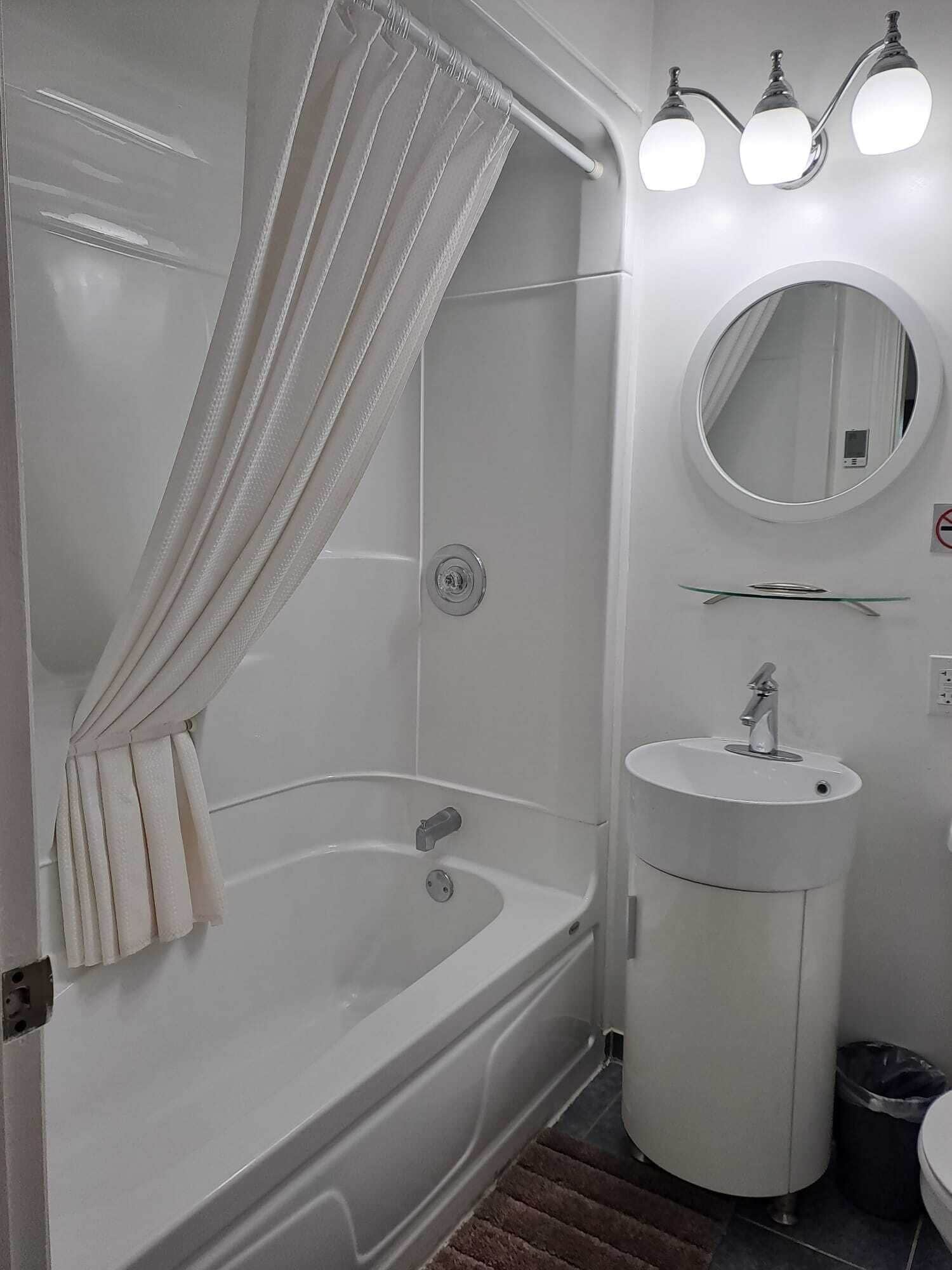 Deluxe-Zimmer | Badezimmer | Handtücher, Seife, Shampoo, Toilettenpapier