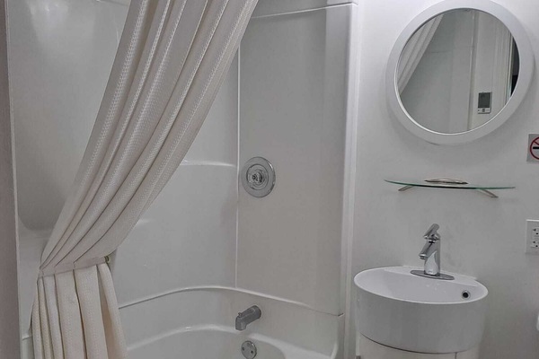 Deluxe Room | Bathroom | Towels, soap, shampoo, toilet paper