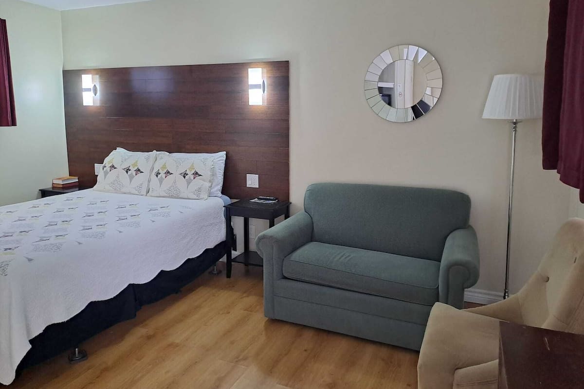 1 bedroom, desk, laptop workspace, blackout drapes