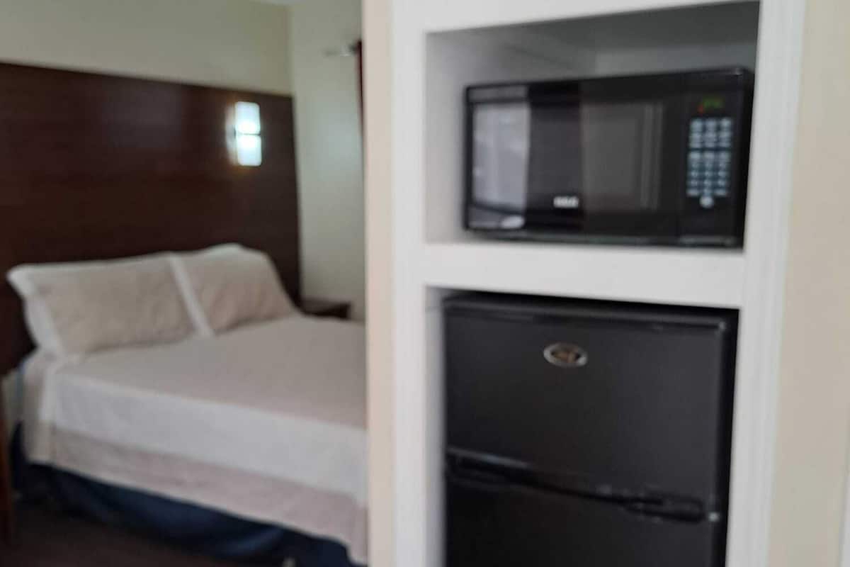 Deluxe Room | 1 bedroom, desk, laptop workspace, blackout drapes