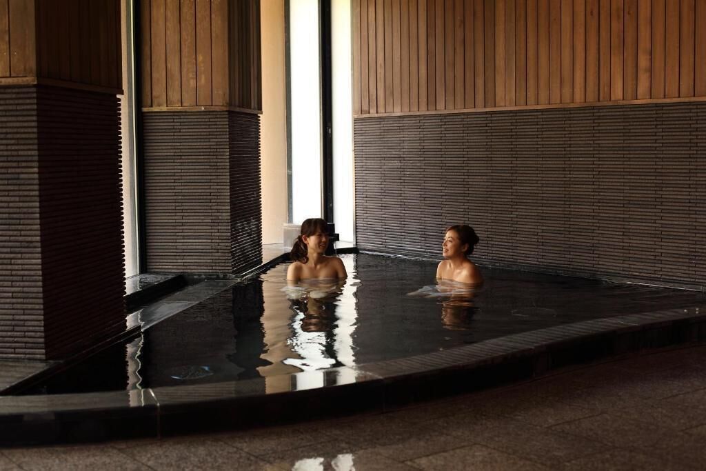 Un área de spa con jacuzzi y suelo de baldosas.