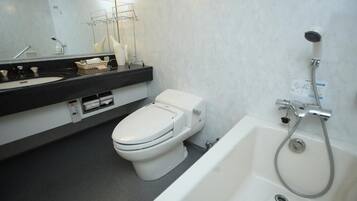 Une salle de bain moderne équipée de toilettes, d’un lavabo et d’une baignoire.