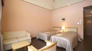 Cofres nos quartos, escrivaninha, cortinas blackout, Wi-Fi de cortesia