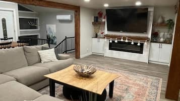 Smart TV, chimenea y futbolito