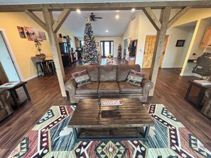 Smart TV, fireplace - Rusty’s Getaway is a rustic/modern handicap accessible, family friendly space.  (Findlay)