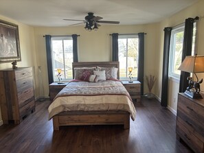 2 bedrooms, desk, iron/ironing board, free WiFi - Rusty’s Getaway is a rustic/modern handicap accessible, family friendly space.  (Findlay)