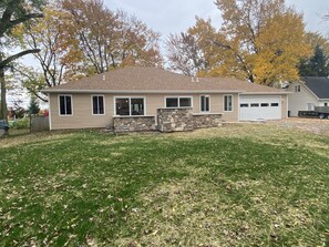 Exterior - Rusty’s Getaway is a rustic/modern handicap accessible, family friendly space.  (Findlay)