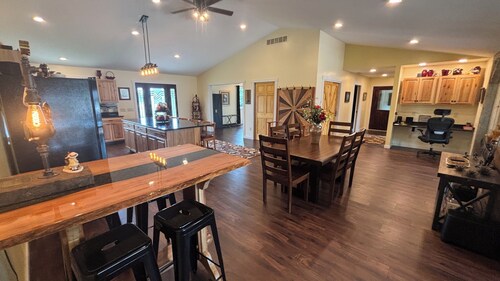 Rusty’s Getaway is a rustic/modern handicap accessible, family friendly space. 
