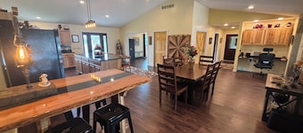 Rusty’s Getaway is a rustic/modern handicap accessible, family friendly space. 