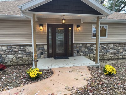 Rusty’s Getaway is a rustic/modern handicap accessible, family friendly space.