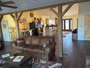Smart TV, fireplace - Rusty’s Getaway is a rustic/modern handicap accessible, family friendly space.  (Findlay)