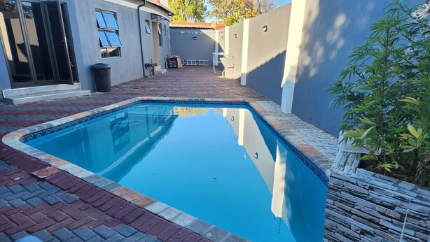 Terrace/patio - Francos guest lodge accommodation  (Vanderbijlpark)