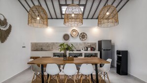 Villa – deluxe, 3 soverom, privat basseng, hageutsikt | Spisestue