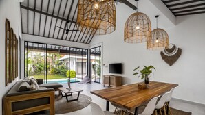Villa – deluxe, 3 soverom, privat basseng, hageutsikt | Oppholdsrom | En 32-tommers smart-TV med digitale kanaler