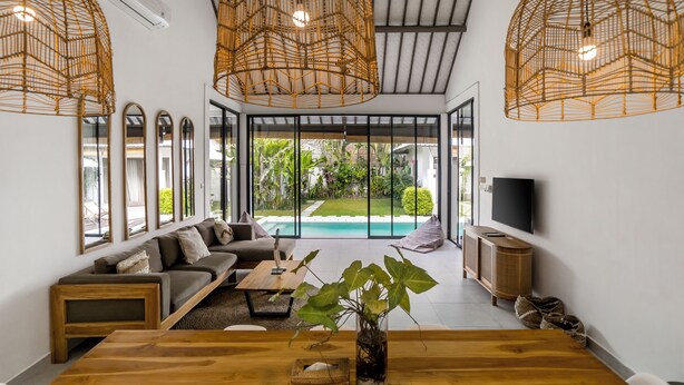 Villa – deluxe, 3 soverom, privat basseng, hageutsikt | Oppholdsområde | En 32-tommers smart-TV med digitale kanaler