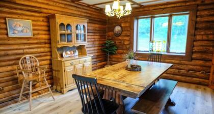 Charming cabin getaway in the woods, private trails, only 20 mins from WI Dells!