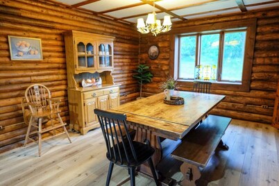 Charming cabin getaway in the woods, private trails, only 20 mins from WI Dells!