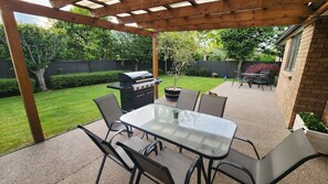 Outdoor dining - Huntington Honey - Where every stay feels like home (Hamilton)
