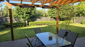 Outdoor dining - Huntington Honey - Where every stay feels like home (Hamilton)