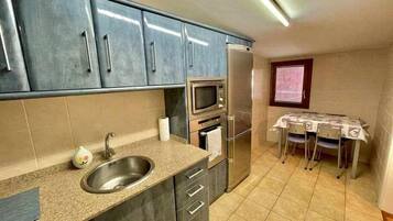 Réfrigérateur, micro-ondes, cafetiÚre/bouilloire, grille-pain