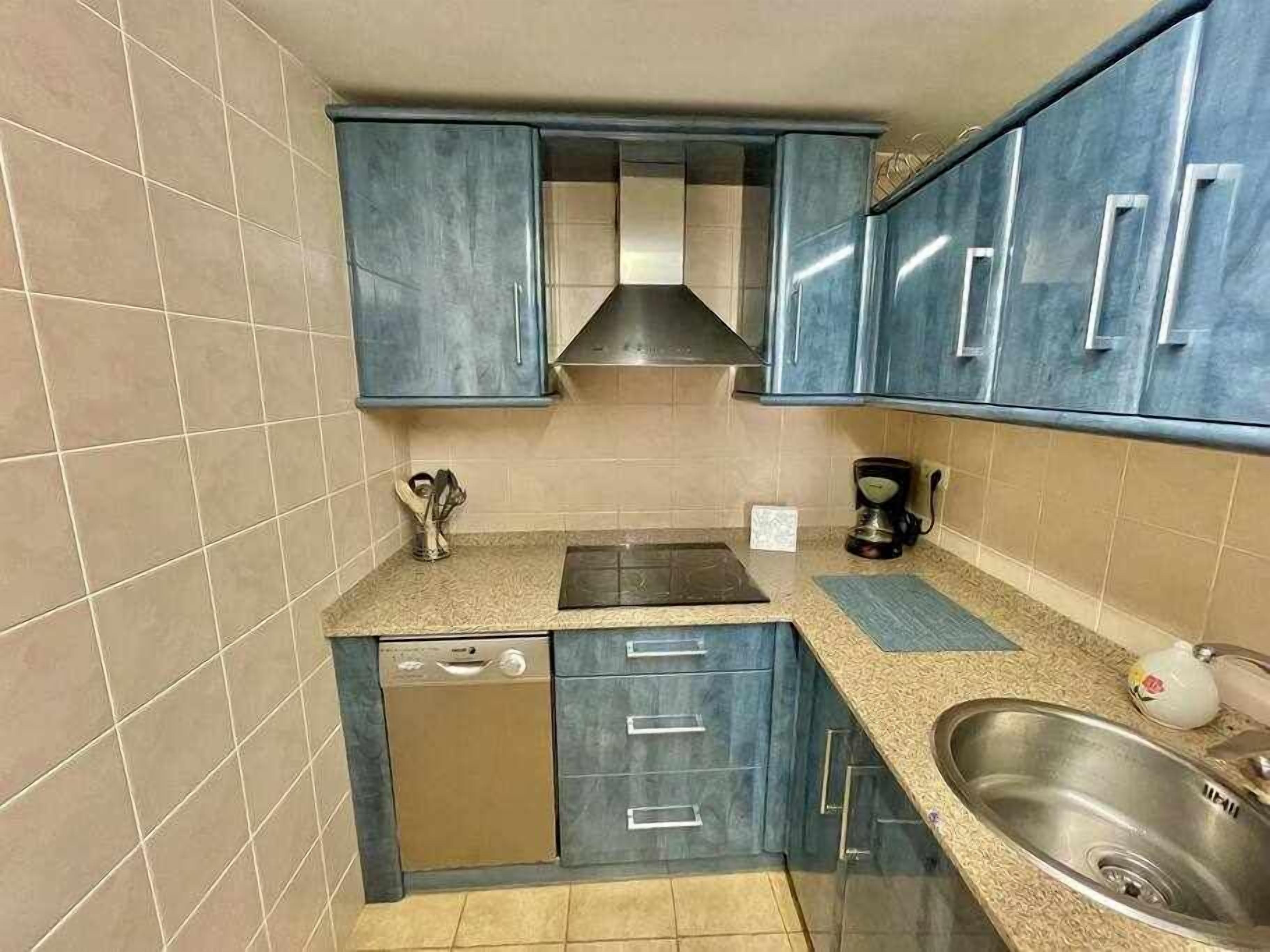 Refrigerador, microondas, cafetera y tetera y tostadora 