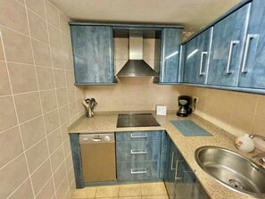 Een koelkast, een microgolfoven, een koffiezetapparaat/waterkoker