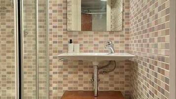 SĂšche-cheveux, serviettes fournies