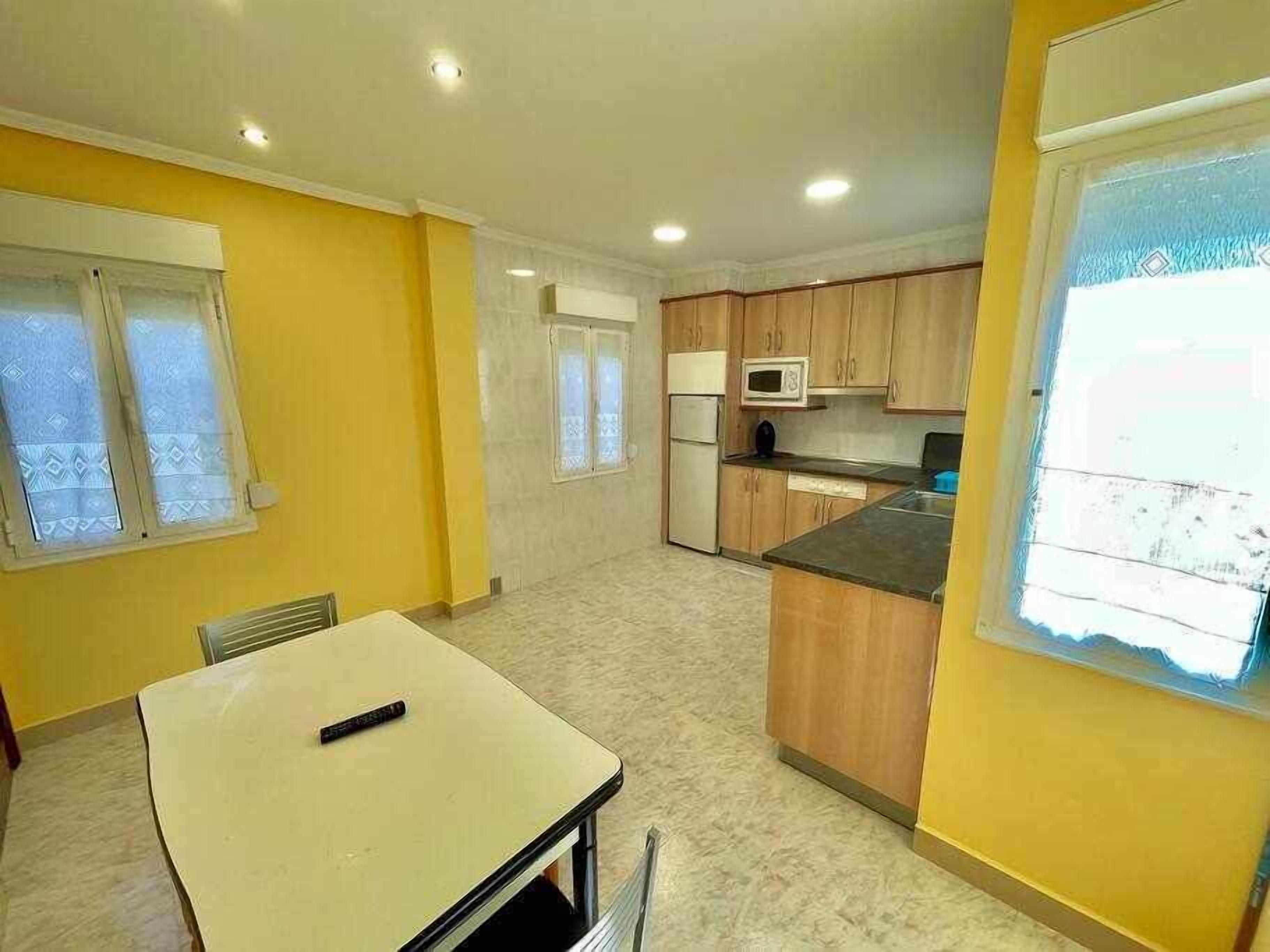 Een koelkast, een microgolfoven, een broodrooster