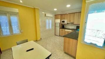 Een koelkast, een microgolfoven, een broodrooster