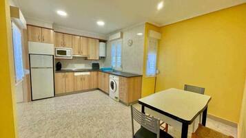 Réfrigérateur, micro-ondes, grille-pain