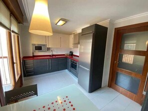 Kjøleskap, mikrobølgeovn, ovn og oppvaskmaskin