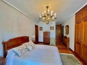 4 bedrooms, iron/ironing board, travel crib, free WiFi