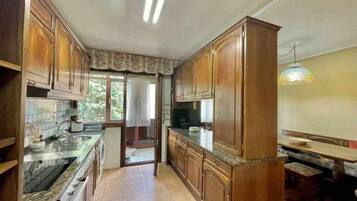 Een koelkast, een magnetron, een oven, een vaatwasser