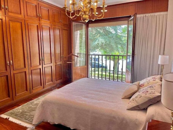 4 bedrooms, iron/ironing board, travel crib, free WiFi