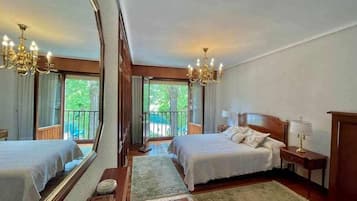 4 habitaciones, tabla de planchar con plancha y cuna de viaje