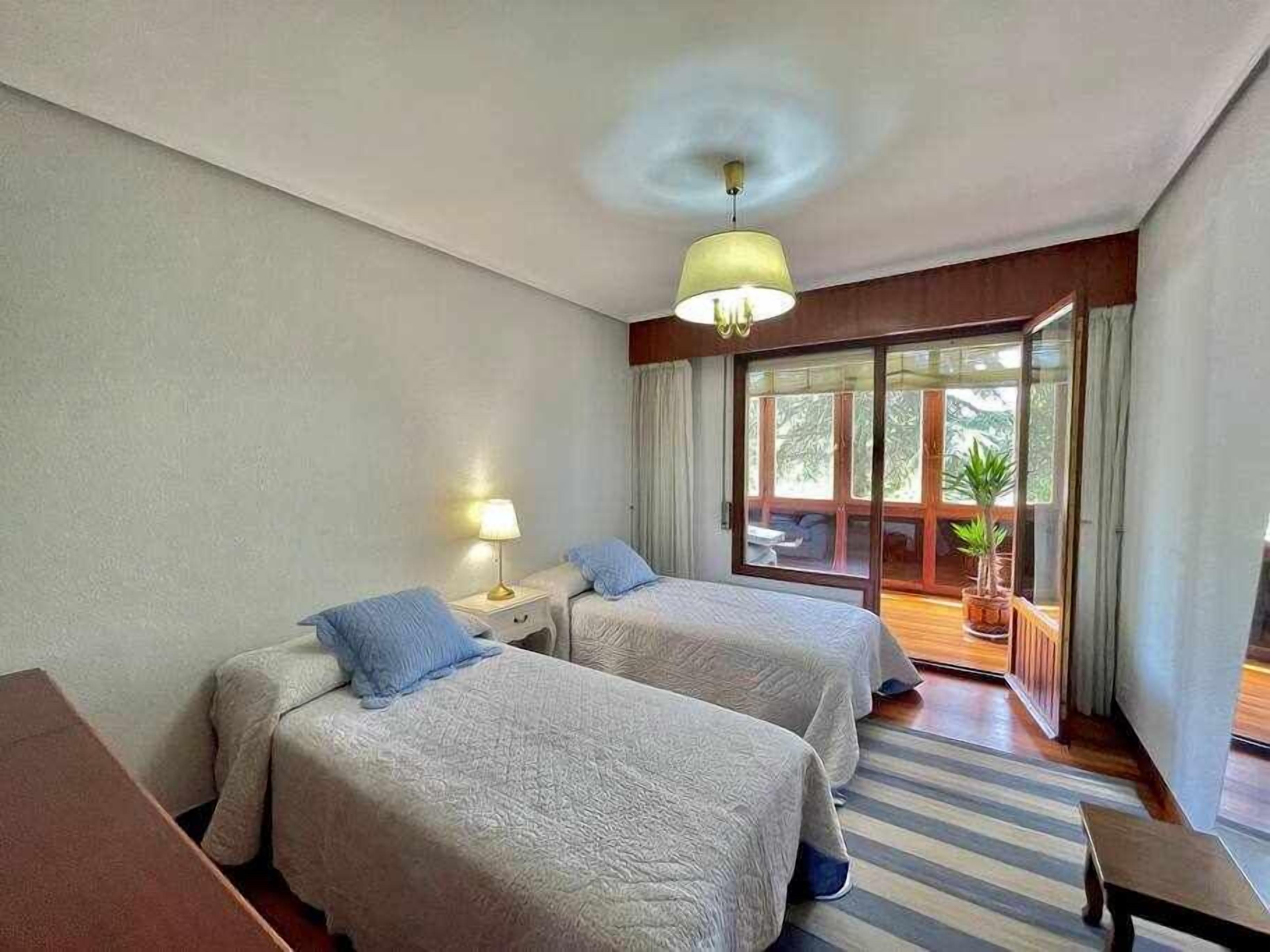 4 bedrooms, iron/ironing board, travel crib, free WiFi